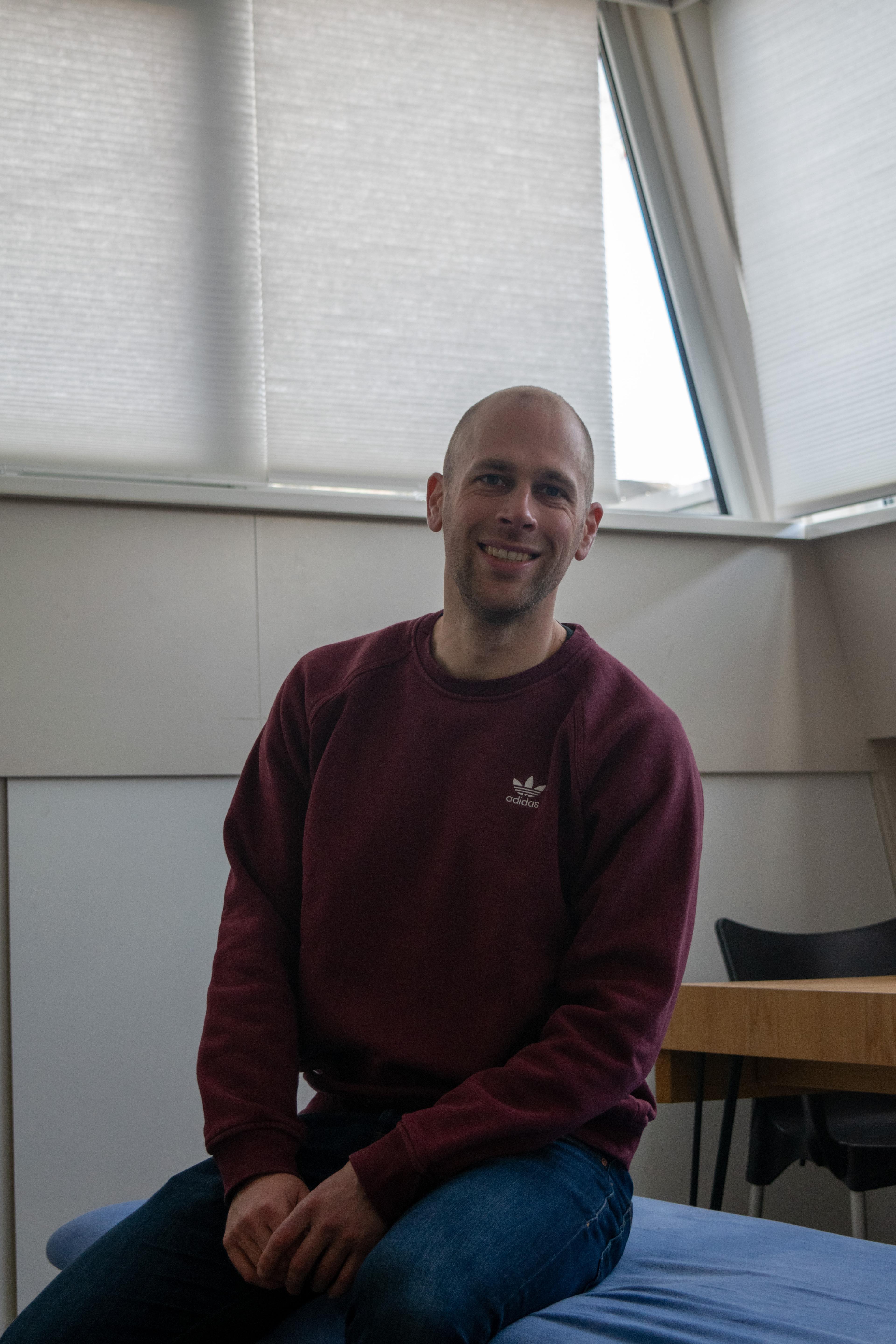 Evert-Jan Dekens aan het werk aan zijn bureau